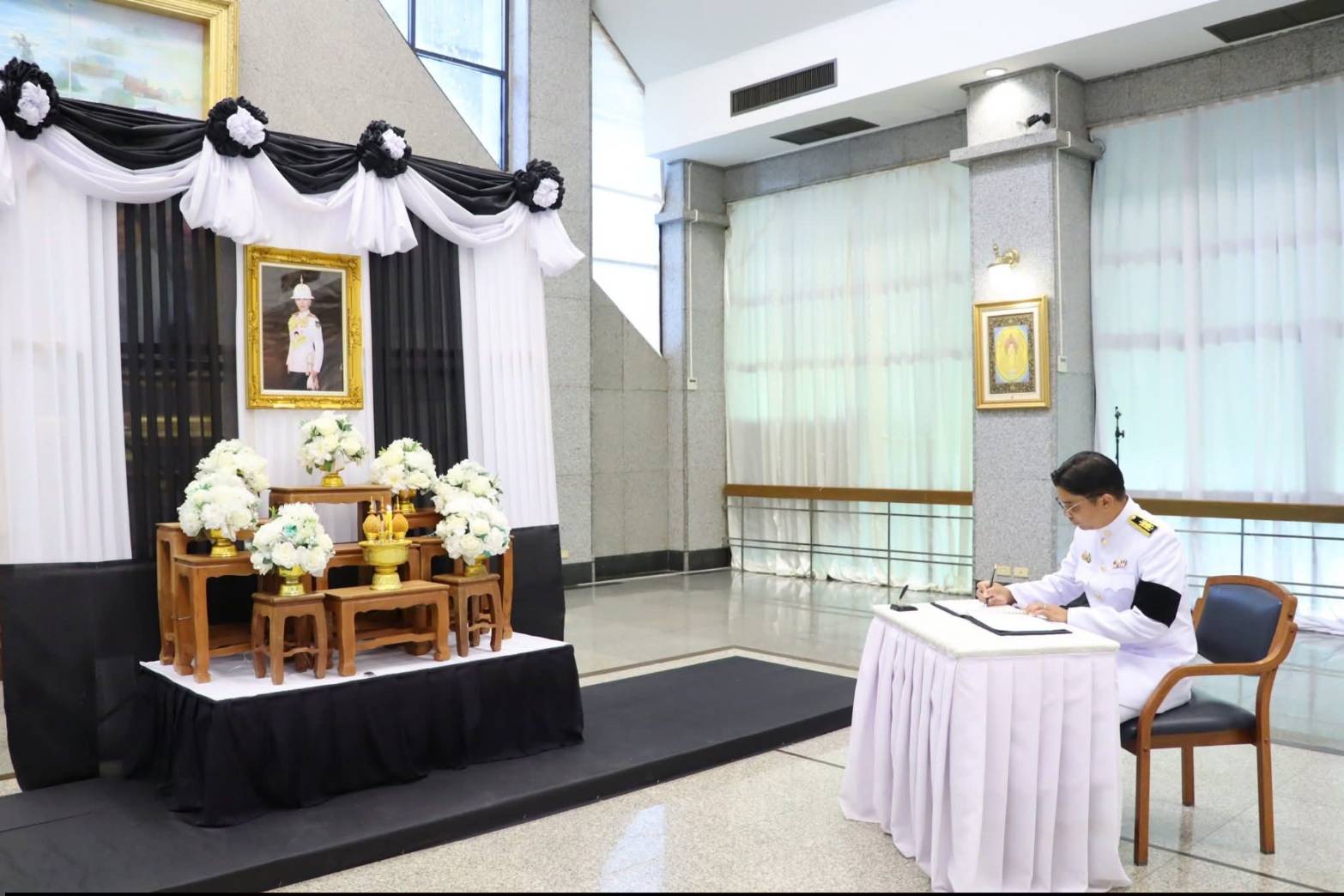 title - ศพส. จัดพิธีลงนามแสดงความอาลัยถวายแด่สมเด็จพระเจ้าลูกเธอ เจ้าฟ้าพัชรกิติยาภา นเรนทิราเทพยวดี กรมหลวงราชสาริณีสิริพัชร มหาวัชรราชธิดา ณ ศาลาพระมิ่งขวัญ ศูนย์ส่งเสริมและพัฒนาอาชีพเสริมนอกภาคการเกษตร (ศูนย์ศิลปาชีพบางไทรฯ (เดิม))